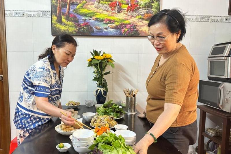 Câu nói về gia đình và khoảnh khắc ấm áp của bữa cơm sum vầy, mọi người cùng chia sẻ thức ăn và trò chuyện